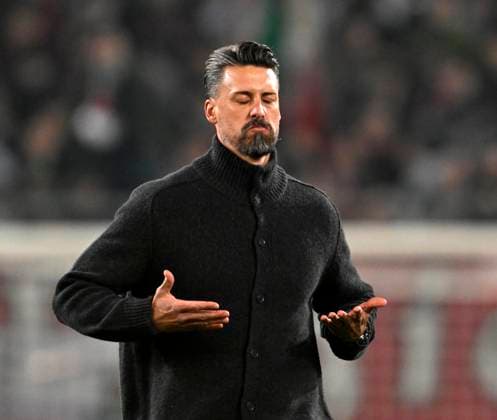 28.10.2025, Fussball DFB-Pokal 2025 2026, 2.Runde, FC Augsburg - VfL Bochum, in der WWK-Arena Augsburg. Trainer Sandro Wagner (FC Augsburg) unzufrieden