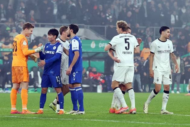 28.10.2025, xrekx, Fussball DFB Pokal 2.Runde, Borussia Moenchengladbach - Karlsruher SC v.l. Spielende Moritz Nicolas (Borussia Moenchengladbach) Marvin Friedrich (Borussia Moenchengladbach) Mannschaft, Spieler, jubeln nach Spielende, Team, Player, celebrate at the end of the match (DFL DFB REGULATIONS PROHIBIT ANY USE OF PHOTOGRAPHS as IMAGE SEQUENCES and or QUASI-VIDEO) Moenchengladbach