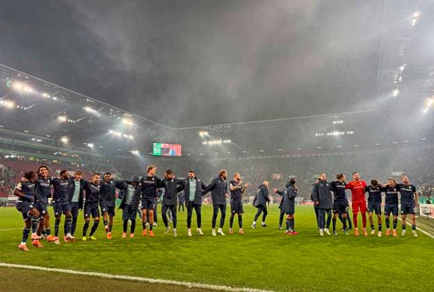 28.10.2025, Fussball DFB-Pokal 2025 2026, 2.Runde, FC Augsburg - VfL Bochum, in der WWK-Arena Augsburg. Die Bochumer feiern nach dem Spiel.