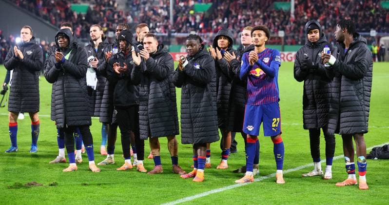 Cottbus - RB Leipzig DFB Pokal Cottbus, 28.10.2025, Stadion der Freundschaft, DFB Pokal, Runde 2 , FC Energie Cottbus vs. RB Leipzig , Im Bild: Leipzig jubelt nach dem Spiel. ,