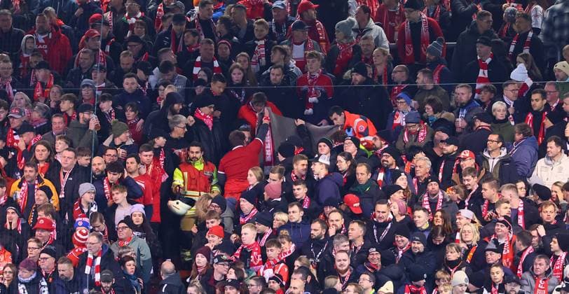 Cottbus - RB Leipzig DFB Pokal Cottbus, 28.10.2025, Stadion der Freundschaft, DFB Pokal, Runde 2 , FC Energie Cottbus vs. RB Leipzig , Im Bild: Medizinischer Einsatz im Cottbuser Fanblock. ,