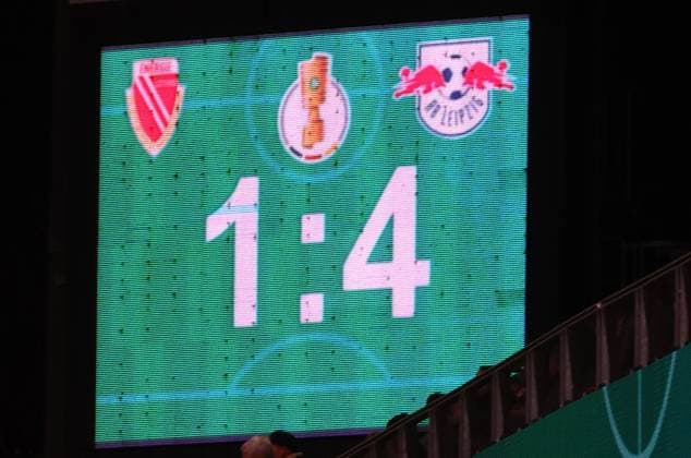 Cottbus - RB Leipzig DFB Pokal Cottbus, 28.10.2025, Stadion der Freundschaft, DFB Pokal, Runde 2 , FC Energie Cottbus vs. RB Leipzig , Im Bild: Der Endstand des Spieles an der Anzeigetafel. ,