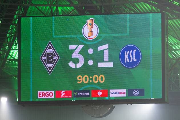 28.10.2025, Fussball: DFB Pokal, Saison 2025 2026, 2. Runde, Borussia Moenchengladbach vs. Karlsruher SC im Borussia Park in Moenchengladbach. Borussia Moenchengladbach besiegt den KSC und zieht damit in die naechste Runde des DFB Pokals ein. Wichtiger Hinweis: Gemaess den Vorgaben der DFL Deutsche Fussball Liga bzw. des DFB Deutscher Fussball-Bund ist es untersagt, in dem Stadion und oder vom Spiel angefertigte Fotoaufnahmen in Form von Sequenzbildern und oder videoaehnlichen Fotostrecken zu verwerten bzw. verwerten zu lassen. Foto: Kirchner-Media Thomas Haesler Copyright: xKirchner-Media ThomasxHaeslerx