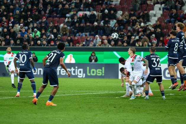Alexis Claude-Maurice 20 (FC Augsburg) mit einem Freistoss, den Timo Horn 1 (VfL Bochum) auf der Linie pariert, FC Augsburg vs. VfL Bochum 1848, Fussball, Maenner, DFL, DFB-Pokal, Saison 2025 2026, WWK Arena, Zweite Runde, 28.10.2025 Augsburg Bayern Deutschland