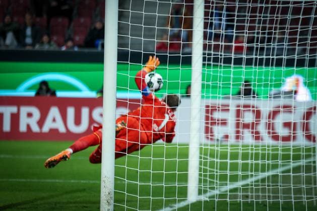 Alexis Claude-Maurice 20 (FC Augsburg) mit einem Freistoss, den Timo Horn 1 (VfL Bochum) auf der Linie pariert, FC Augsburg vs. VfL Bochum 1848, Fussball, Maenner, DFL, DFB-Pokal, Saison 2025 2026, WWK Arena, Zweite Runde, 28.10.2025 Augsburg Bayern Deutschland