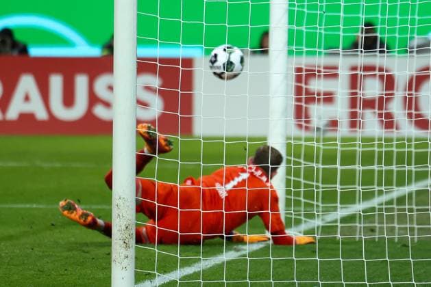 Alexis Claude-Maurice 20 (FC Augsburg) mit einem Freistoss, den Timo Horn 1 (VfL Bochum) auf der Linie pariert, FC Augsburg vs. VfL Bochum 1848, Fussball, Maenner, DFL, DFB-Pokal, Saison 2025 2026, WWK Arena, Zweite Runde, 28.10.2025 Augsburg Bayern Deutschland