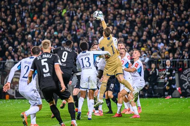 Fußball I Herren I Saison 2025-2026 I DFB-Pokal I 2. Runde I FC St. Pauli - TSG 1899 Hoffenheim I 28.10.2025 Oliver Baumann (1, TSG 1899 Hoffenheim) Hamburg Millerntor-Stadion Hamburg Deutschland Copyright: xLobecax xHenningxRohlfsx