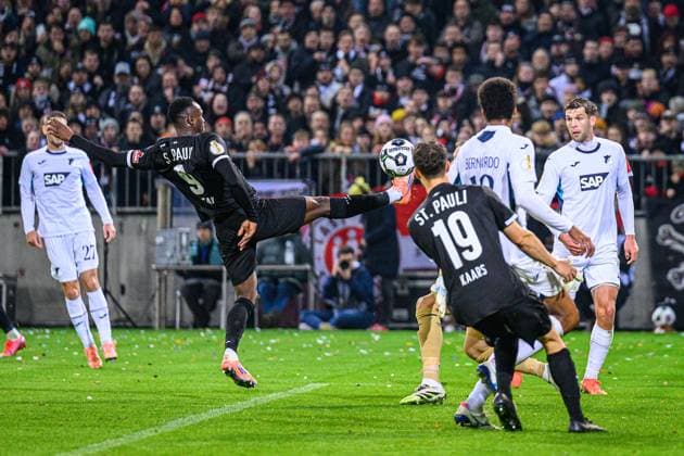 Fußball I Herren I Saison 2025-2026 I DFB-Pokal I 2. Runde I FC St. Pauli - TSG 1899 Hoffenheim I 28.10.2025 Abdoulie Ceesay (9, FC St. Pauli) Hamburg Millerntor-Stadion Hamburg Deutschland Copyright: xLobecax xHenningxRohlfsx