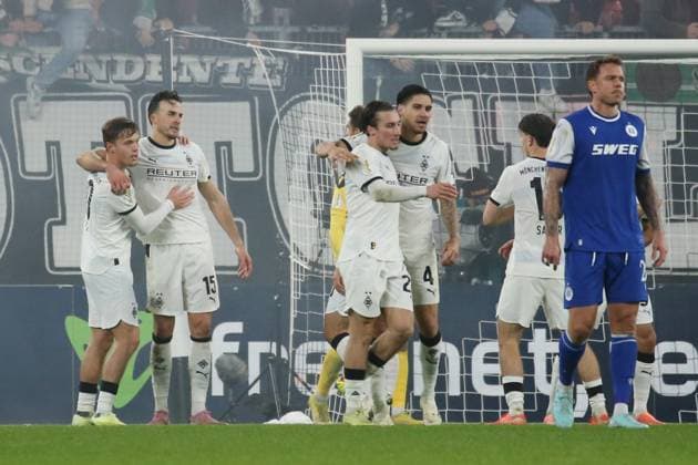 Mönchengladbach, Deutschland 28. Oktober 2025: DFB Pokal - 2025 2026 - Borussia Mönchengladbach vs. Karlsruher SC Im Bild: 2. v.li. Haris Tabakovic (BMG) jubelt nach seinem Tor zum 3:1 mit seinen Mannschaftskollegen, DFB regulations prohibit any use of photographs as image sequences and or quasi-video. Borussia Park Nordrhein Westfalen Copyright: xFotostandx xvanxderxVeldenx