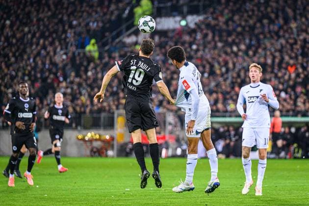 Fußball I Herren I Saison 2025-2026 I DFB-Pokal I 2. Runde I FC St. Pauli - TSG 1899 Hoffenheim I 28.10.2025 Martijn Kaars (19, FC St. Pauli), Bernardo (13, TSG 1899 Hoffenheim) Hamburg Millerntor-Stadion Hamburg Deutschland Copyright: xLobecax xHenningxRohlfsx