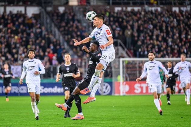 Fußball I Herren I Saison 2025-2026 I DFB-Pokal I 2. Runde I FC St. Pauli - TSG 1899 Hoffenheim I 28.10.2025 Abdoulie Ceesay (9, FC St. Pauli), Albian Hajdari (21, TSG 1899 Hoffenheim) Hamburg Millerntor-Stadion Hamburg Deutschland Copyright: xLobecax xHenningxRohlfsx