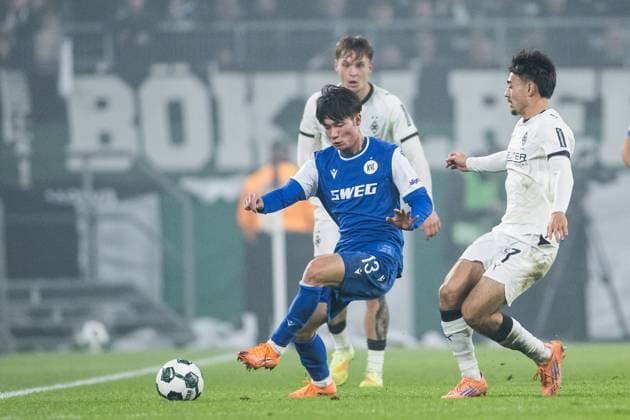 DFB Pokal: Borussia Moenchengladbach vs. Karlsruher SC, 28.10.2025 MOENCHENGLADBACH, GERMANY - OCTOBER 28: Shio Fukada (Karlsruher SC, 13) controls the ball against Jens Castrop (Borussia Moenchengladbach, 17) during the DFB Pokal match between Borussia Moenchengladbach vs. Karlsruher SC at Borussia Park on matchday 2 of DFB Pokal on October 28, 2025 in Moenchengladbach, Germany. DFB REGULATIONS PROHIBIT ANY USE OF PHOTOGRAPHS AS IMAGE SEQUENCES AND OR QUASI-VIDEO. Copyright: xBEAUTIFULxSPORTS Wunderlx