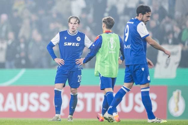 DFB Pokal: Borussia Moenchengladbach vs. Karlsruher SC, 28.10.2025 MOENCHENGLADBACH, GERMANY - OCTOBER 28: David Herold (Karlsruher SC, 20) frustrated after losing the DFB Pokal match between Borussia Moenchengladbach vs. Karlsruher SC at Borussia Park on matchday 2 of DFB Pokal on October 28, 2025 in Moenchengladbach, Germany. DFB REGULATIONS PROHIBIT ANY USE OF PHOTOGRAPHS AS IMAGE SEQUENCES AND OR QUASI-VIDEO. Copyright: xBEAUTIFULxSPORTS Wunderlx
