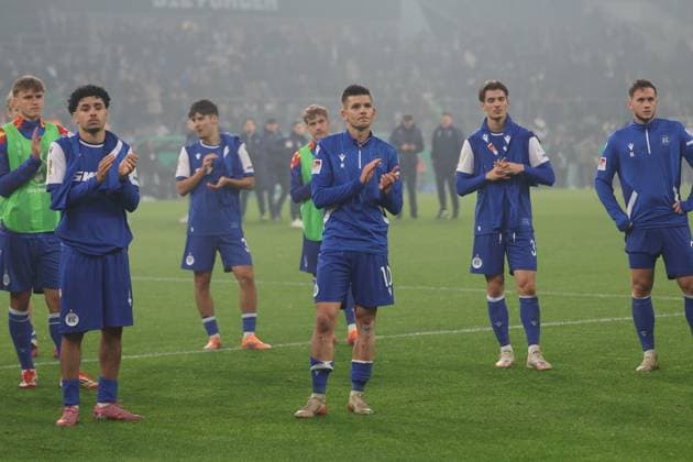 28.10.2025, xrekx, Fussball DFB Pokal 2.Runde, Borussia Moenchengladbach - Karlsruher SC v.l. KSC Mannschaft Marvin Wanitzek (Karlsruher SC) bedankt bedanken sich bei den Fans, the player thanks the fans for their support (DFL DFB REGULATIONS PROHIBIT ANY USE OF PHOTOGRAPHS as IMAGE SEQUENCES and or QUASI-VIDEO) Moenchengladbach