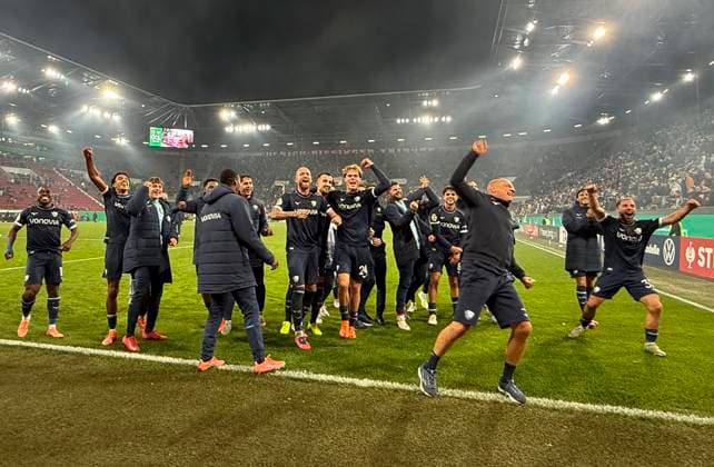 28.10.2025, Fussball DFB-Pokal 2025 2026, 2.Runde, FC Augsburg - VfL Bochum, in der WWK-Arena Augsburg. Die Bochumer feiern nach dem Spiel. Vorne Trainer Uwe Rösler (VfL Bochum)