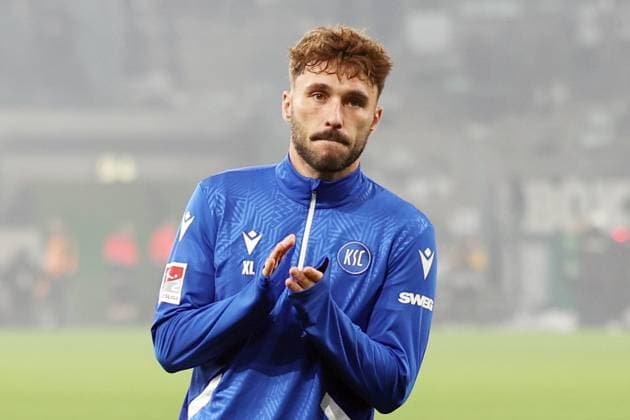 28.10.2025, xrekx, Fussball DFB Pokal 2.Runde, Borussia Moenchengladbach - Karlsruher SC v.l. KSC Mannschaft Marvin Wanitzek (Karlsruher SC) bedankt bedanken sich bei den Fans, the player thanks the fans for their support (DFL DFB REGULATIONS PROHIBIT ANY USE OF PHOTOGRAPHS as IMAGE SEQUENCES and or QUASI-VIDEO) Moenchengladbach