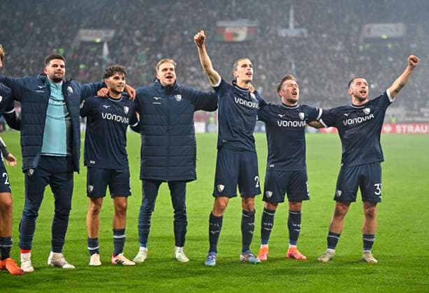 28.10.2025, Fussball DFB-Pokal 2025 2026, 2.Runde, FC Augsburg - VfL Bochum, in der WWK-Arena Augsburg. Die Bochumer feiern nach dem Spiel.