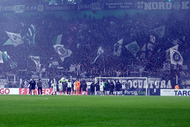 28.10.2025, xrekx, Fussball DFB Pokal 2.Runde, Borussia Moenchengladbach - Karlsruher SC v.l. Gladbach Mannschaft, Spieler, jubeln nach Spielende, Team, Player, celebrate at the end of the match (DFL DFB REGULATIONS PROHIBIT ANY USE OF PHOTOGRAPHS as IMAGE SEQUENCES and or QUASI-VIDEO) Moenchengladbach