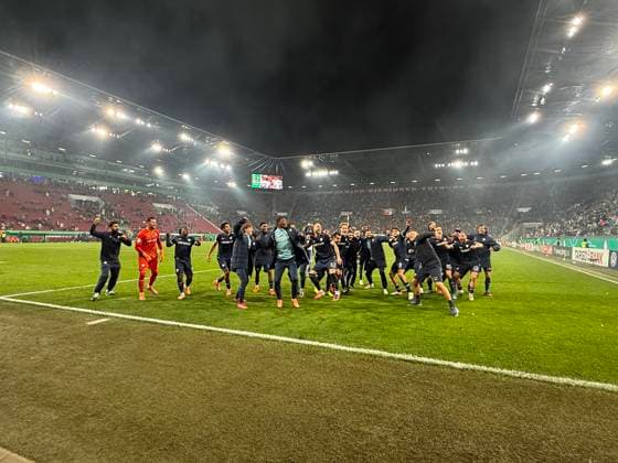 28.10.2025, Fussball DFB-Pokal 2025 2026, 2.Runde, FC Augsburg - VfL Bochum, in der WWK-Arena Augsburg. Die Bochumer feiern nach dem Spiel.