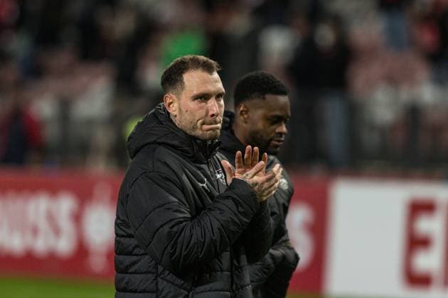 GER, DFB-Pokal, 2. Runde, FC Energie Cottbus - RB Leipzig 28.10.2025, LEAG Energie Stadion, Cottbus, GER, DFB-Pokal, 2. Runde, FC Energie Cottbus - RB Leipzig David Raum (RB Leipzig 22) bedankt sich bei den Fans Â