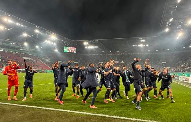 28.10.2025, Fussball DFB-Pokal 2025 2026, 2.Runde, FC Augsburg - VfL Bochum, in der WWK-Arena Augsburg. Die Bochumer feiern nach dem Spiel. Vorne Trainer Uwe Rösler (VfL Bochum)
