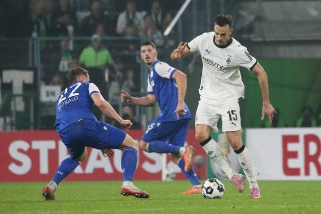 Mönchengladbach, Deutschland 28. Oktober 2025: DFB Pokal - 2025 2026 - Borussia Mönchengladbach vs. Karlsruher SC Im Bild: v. li. im Zweikampf Christoph Kobald (KSC) und Haris Tabakovic (BMG) DFB regulations prohibit any use of photographs as image sequences and or quasi-video. Borussia Park Nordrhein Westfalen Copyright: xFotostandx xvanxderxVeldenx