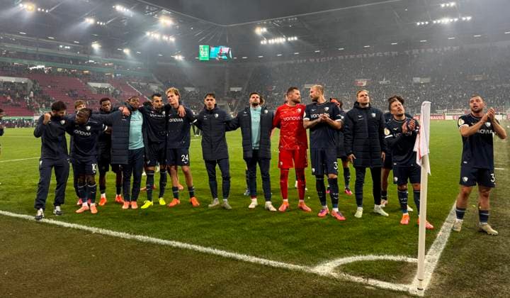 28.10.2025, Fussball DFB-Pokal 2025 2026, 2.Runde, FC Augsburg - VfL Bochum, in der WWK-Arena Augsburg. Die Bochumer feiern nach dem Spiel.
