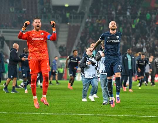 28.10.2025, Fussball DFB-Pokal 2025 2026, 2.Runde, FC Augsburg - VfL Bochum, in der WWK-Arena Augsburg. Die Bochumer feiern nach dem Spiel. v.l. Torwart Timo Horn (VfL Bochum) und