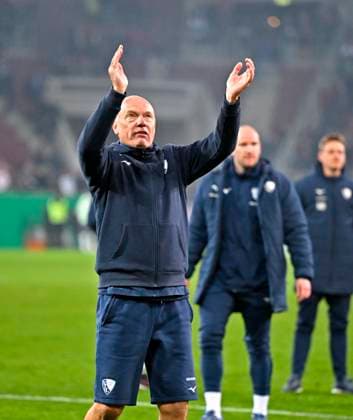 28.10.2025, Fussball DFB-Pokal 2025 2026, 2.Runde, FC Augsburg - VfL Bochum, in der WWK-Arena Augsburg. Die Bochumer feiern nach dem Spiel. Hier der Trainer Uwe Rösler (VfL Bochum)