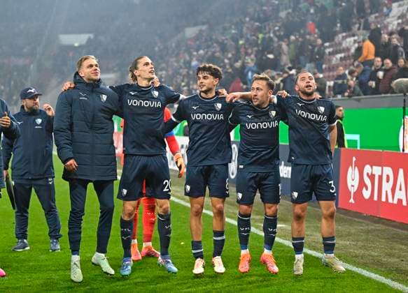 28.10.2025, Fussball DFB-Pokal 2025 2026, 2.Runde, FC Augsburg - VfL Bochum, in der WWK-Arena Augsburg. Die Bochumer feiern nach dem Spiel.