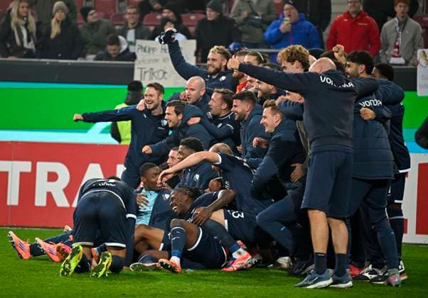 28.10.2025, Fussball DFB-Pokal 2025 2026, 2.Runde, FC Augsburg - VfL Bochum, in der WWK-Arena Augsburg. Die Bochumer feiern nach dem Spiel.