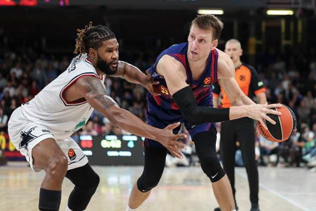 October 28, 2025, Barcelona, Barcelona, Spain: Jan Vesely of FC Barcelona, Barca and Devin Booker of EA7 Emporio Armani in action during the EuroLeague Regular Season Round 7 match played between FC Barcelona and EA7 Emporio Armani Milan at Palau Blaugrana on October 28, 2025 in Barcelona, Spain. Barcelona Spain - ZUMAa181 20251028_zaa_a181_123 Copyright: xJavierxBorregox