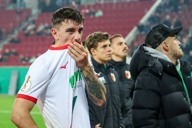 Ein enttaeuschter Cedric Zesiger 16 (FC Augsburg) bei den Fans, mit Jeffrey Gouweleeuw 6 (FC Augsburg), Finn Dahmen 1 (FC Augsburg) und Phillip Tietz 21 FC Augsburg), FC Augsburg vs. VfL Bochum 1848, Fussball, Maenner, DFL, DFB-Pokal, Saison 2025 2026, WWK Arena, Zweite Runde, 28.10.2025 Augsburg Bayern Deutschland