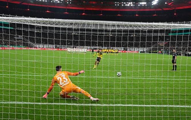 28.10.2025, xpsx, Fussball DFB Pokal 2.Runde, Eintracht Frankfurt - Borussia Dortmund v.l. Michael Zetterer (Eintracht Frankfurt), Felix Nmecha (Borussia Dortmund) trifft im Elfmeter, Strafstoss, Elfmeterschiessen (DFL DFB REGULATIONS PROHIBIT ANY USE OF PHOTOGRAPHS as IMAGE SEQUENCES and or QUASI-VIDEO) Frankfurt am Main
