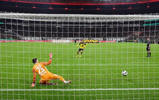 28.10.2025, xpsx, Fussball DFB Pokal 2.Runde, Eintracht Frankfurt - Borussia Dortmund v.l. Michael Zetterer (Eintracht Frankfurt), Felix Nmecha (Borussia Dortmund) trifft im Elfmeter, Strafstoss, Elfmeterschiessen (DFL DFB REGULATIONS PROHIBIT ANY USE OF PHOTOGRAPHS as IMAGE SEQUENCES and or QUASI-VIDEO) Frankfurt am Main