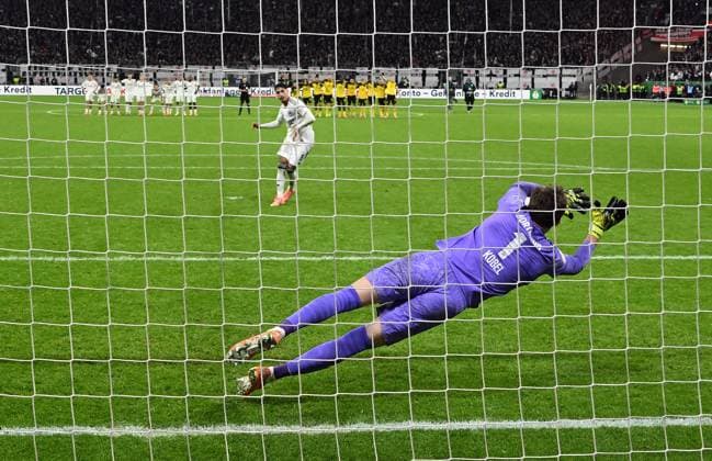 28.10.2025, xpsx, Fussball DFB Pokal 2.Runde, Eintracht Frankfurt - Borussia Dortmund v.l. Fares Chaibi (Eintracht Frankfurt) vergibt gegen Gregor Knobel (Borussia Dortmund) Elfmeter, Strafstoss, Elfmeterschiessen (DFL DFB REGULATIONS PROHIBIT ANY USE OF PHOTOGRAPHS as IMAGE SEQUENCES and or QUASI-VIDEO) Frankfurt am Main