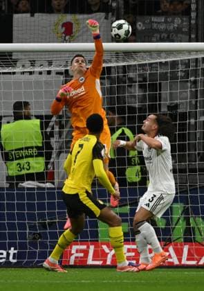 28.10.2025, xpsx, Fussball DFB Pokal 2.Runde, Eintracht Frankfurt - Borussia Dortmund v.l. Jobe Bellingham (Borussia Dortmund), Michael Zetterer (Eintracht Frankfurt), Arthur Theate (Eintracht Frankfurt) (DFL DFB REGULATIONS PROHIBIT ANY USE OF PHOTOGRAPHS as IMAGE SEQUENCES and or QUASI-VIDEO) Frankfurt am Main