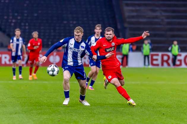 Berlin, Deutschland 28. Oktober 2025: DFB Pokal - 2025 2026 - Hertha BSC Berlin vs. SV Elversberg Im Bild: v. li. im Zweikampf Julian Eitschberger (Hertha) und Lukasz Poreba (SVE) DFB regulations prohibit any use of photographs as image sequences and or quasi-video. Olympiastadion Berlin Copyright: xFotostandx xSchäferx