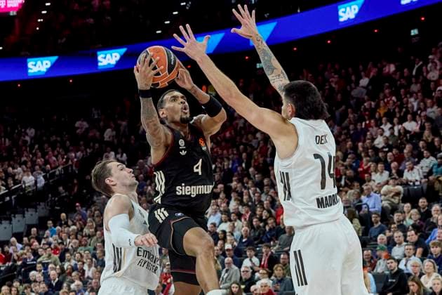 Turkish Airlines EuroLeague Basketball, FC Bayern Munich Basketball vs Real Madrid, München FC Bayern Basketball, Munich FC Bayern Basketball, Madrid Real Baloncesto, 2025-10-28 in München (SAP Garden) Foul Real Madrid RATHAN-MAYES Xavier (FC Bayern Munich Basketball Guard (Nr4) BAY4 ), HEZONJA Mario (Real Madrid Forward (Nr.11) (RMB11)), DECK Gabriel (Real Madrid Forward (Nr.14) (RMB14)) sportworld München SAP Garden Bayern Deutschland