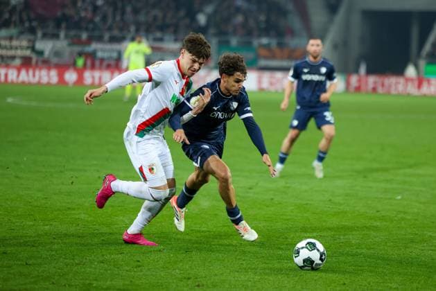 Mert Koemuer 36 (FC Augsburg) im Duell mit Kjell-Arik Waetjen 8 (VfL Bochum), FC Augsburg vs. VfL Bochum 1848, Fussball, Maenner, DFL, DFB-Pokal, Saison 2025 2026, WWK Arena, Zweite Runde, 28.10.2025 Augsburg Bayern Deutschland