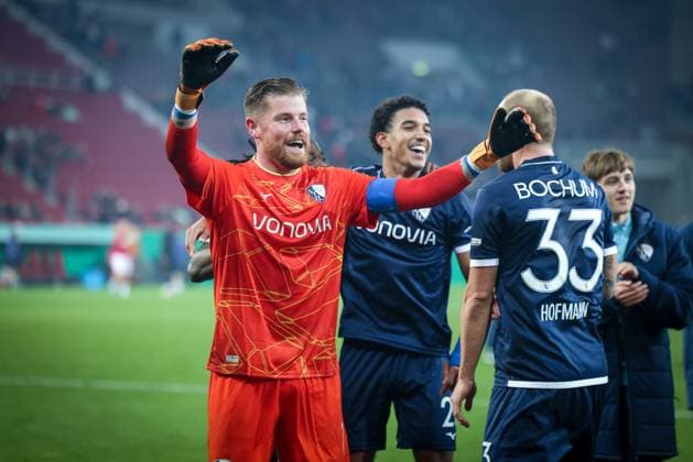 Jubeln mit den Fans nach dem Sieg: Keeper Timo Horn 1 (VfL Bochum) und Philipp Hofmann 33 (VfL Bochum), FC Augsburg vs. VfL Bochum 1848, Fussball, Maenner, DFL, DFB-Pokal, Saison 2025 2026, WWK Arena, Zweite Runde, 28.10.2025 Augsburg Bayern Deutschland