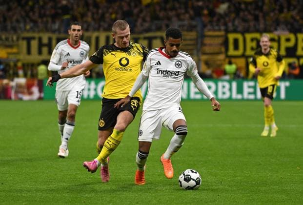 28.10.2025, xpsx, Fussball DFB Pokal 2.Runde, Eintracht Frankfurt - Borussia Dortmund v.l. Julian Ryerson (Borussia Dortmund), Ansgar Knauff (Eintracht Frankfurt) (DFL DFB REGULATIONS PROHIBIT ANY USE OF PHOTOGRAPHS as IMAGE SEQUENCES and or QUASI-VIDEO) Frankfurt am Main
