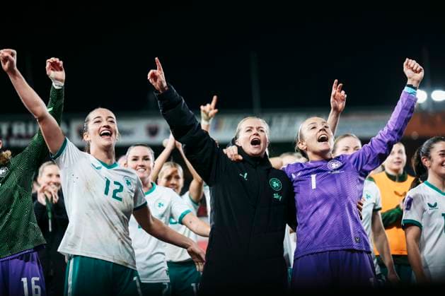 LEUVEN, BELGIUM - OCTOBER 28: Jessica Ziu (Ireland, 12) Ruesha Littlejohn (Ireland, 8) Grace Moloney (Ireland, 1) celebrate after winning the Play-Offs during the UEFA Women’s Nations League Relegation Play-Off match between Belgium and Ireland at Den Dreef Stadium onOctober 28, 2025 in Leuven, Belgium Copyright: xBEAUTIFULxSPORTS Freisenx