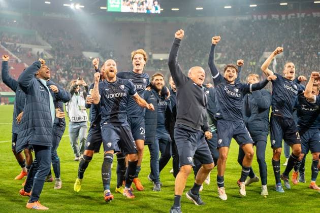 Jubel vor dem Gaesteblock des VfL Bochum nach dessen Sieg, GER, FC Augsburg vs. VfL Bochum, Fussball, DFB Pokal, 2. Runde, Spielzeit 2025 2026, 28.10.2025, DFL REGULATIONS PROHIBIT ANY USE OF PHOTOGRAPHS AS IMAGE SEQUENCES AND OR QUASI-VIDEO, GER, FC Augsburg vs. VfL Bochum, Fussball, DFB Pokal, 2. Runde, Spielzeit 2025 2026, 28.10.2025, Augsburg Copyright: xEibner-Pressefoto EdwardxCheungx EP_ECG