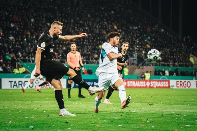 DFB-Pokal: St. Pauli vs. TSG Hoffenheim, 28.10.2025 HAMBURG, GERMANY - OCTOBER 28: Hauke Wahl (FC St. Pauli, 5) shoots the ball during the DFB-Pokal match between DFB-Pokal: St. Pauli vs. TSG Hoffenheim at Millerntor-Stadion on round 2 of the DFB-Pokal on October 28, 2025 in Hamburg, Germany. DFL REGULATIONS PROHIBIT ANY USE OF PHOTOGRAPHS AS IMAGE SEQUENCES AND OR QUASI-VIDEO. Copyright: xBEAUTIFULxSPORTS Tonhäuserx