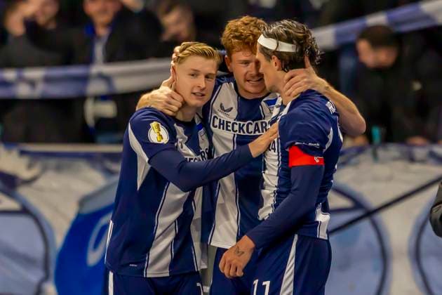 Berlin, Deutschland 28. Oktober 2025: DFB Pokal - 2025 2026 - Hertha BSC Berlin vs. SV Elversberg Im Bild: 2. v.li. Torschütze Sebastian Gronning (Hertha) jubelt nach seinem Tor zum 2:0 mit seinen Mannschaftskollegen, DFB regulations prohibit any use of photographs as image sequences and or quasi-video. Olympiastadion Berlin Copyright: xFotostandx xSchäferx