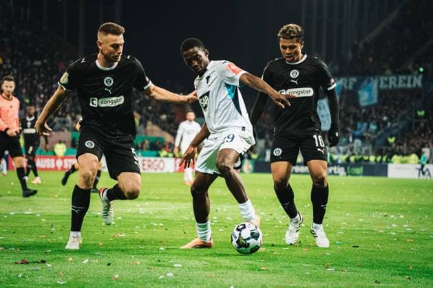 DFB-Pokal: St. Pauli vs. TSG Hoffenheim, 28.10.2025 HAMBURG, GERMANY - OCTOBER 28: Hauke Wahl (FC St. Pauli, 5) in duel with Bazoumana Toure (TSG Hoffenheim, 29) and Joel Chima Fujita (FC St. Pauli, 16) during the DFB-Pokal match between DFB-Pokal: St. Pauli vs. TSG Hoffenheim at Millerntor-Stadion on round 2 of the DFB-Pokal on October 28, 2025 in Hamburg, Germany. DFL REGULATIONS PROHIBIT ANY USE OF PHOTOGRAPHS AS IMAGE SEQUENCES AND OR QUASI-VIDEO. Copyright: xBEAUTIFULxSPORTS Tonhäuserx
