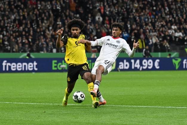 28.10.2025, xpsx, Fussball DFB Pokal 2.Runde, Eintracht Frankfurt - Borussia Dortmund v.l. Karim Adeyemi (Borussia Dortmund), Nathaniel Brown (Eintracht Frankfurt) (DFL DFB REGULATIONS PROHIBIT ANY USE OF PHOTOGRAPHS as IMAGE SEQUENCES and or QUASI-VIDEO) Frankfurt am Main