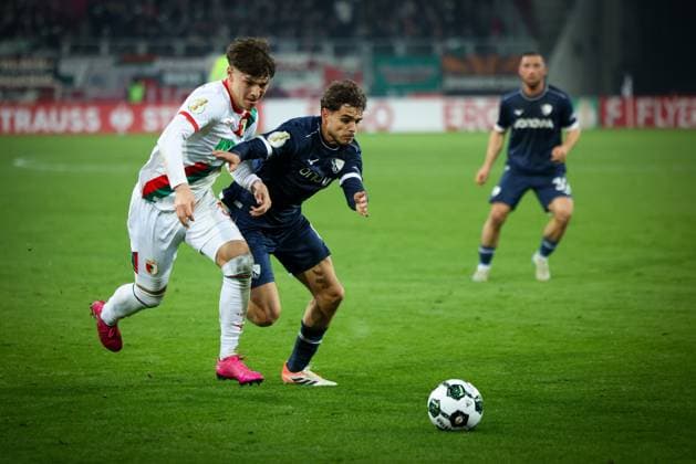 Mert Koemuer 36 (FC Augsburg) im Duell mit Kjell-Arik Waetjen 8 (VfL Bochum), FC Augsburg vs. VfL Bochum 1848, Fussball, Maenner, DFL, DFB-Pokal, Saison 2025 2026, WWK Arena, Zweite Runde, 28.10.2025 Augsburg Bayern Deutschland