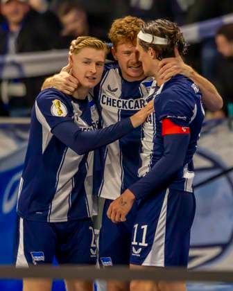 Berlin, Deutschland 28. Oktober 2025: DFB Pokal - 2025 2026 - Hertha BSC Berlin vs. SV Elversberg Im Bild: 2. v.li. Torschütze Sebastian Gronning (Hertha) jubelt nach seinem Tor zum 2:0 mit seinen Mannschaftskollegen, DFB regulations prohibit any use of photographs as image sequences and or quasi-video. Olympiastadion Berlin Copyright: xFotostandx xSchäferx
